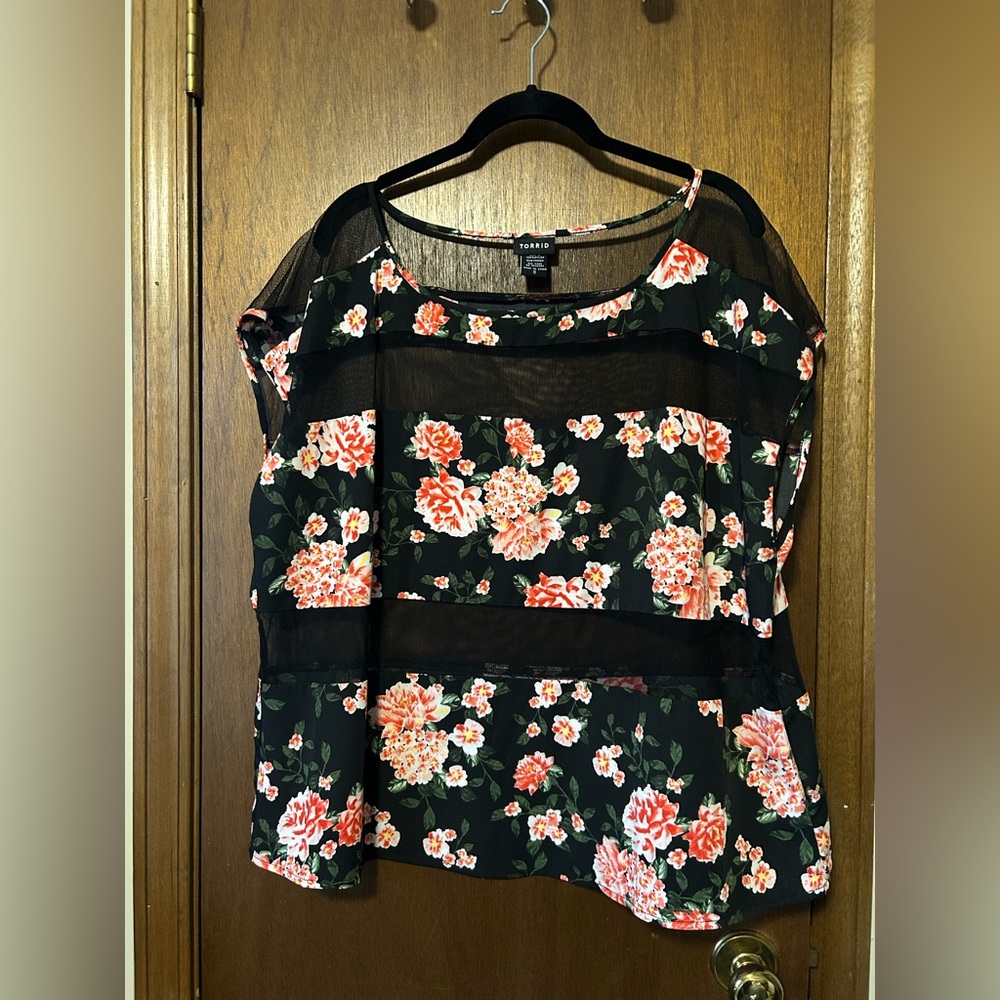 Gorgeous floral top with mesh striping by torrid size 0